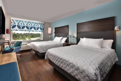 貝克利的住宿－Tru By Hilton Beckley, Wv，酒店客房设有两张床和窗户。