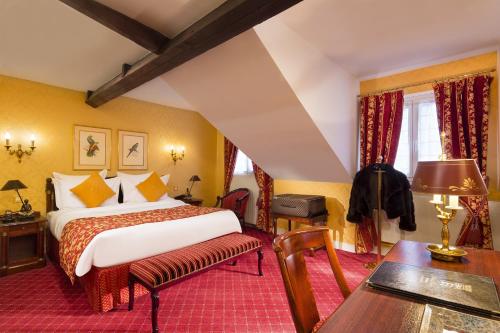 Un pat sau paturi într-o cameră la Hôtel de Varenne