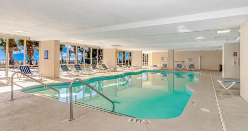 een zwembad met stoelen in een hotel bij Boardwalk 1030 in Myrtle Beach