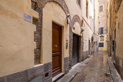 Historic Apartment Steps from Duomo & Uffizi