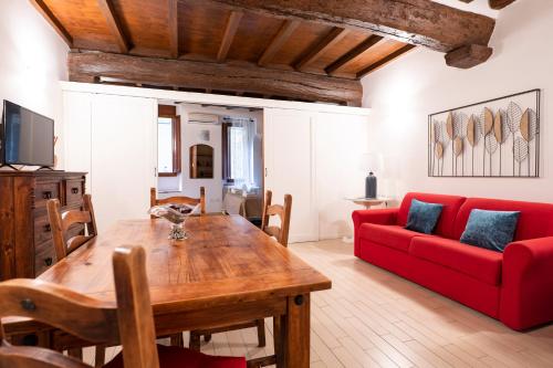 Historic Apartment Steps from Duomo & Uffizi