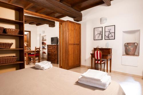 Giường trong phòng chung tại Dolce Vita Fiorentina a 5 minuti da Duomo e Uffizi