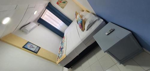 a small room with a bed and a table at Vivienda Turística Colon in San Andrés