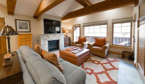 A seating area at Studio Hotel Room