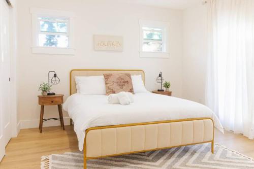 um quarto com uma cama com lençóis brancos e um tapete em Home in the heart of willow Glen San Jose em San José