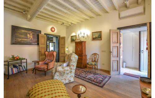 Stunning Apartment In Mantova With 4 Bedrooms And Wifi