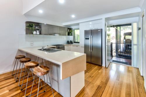 Dapur atau dapur kecil di Shorelines Apartments on Hamilton Island by HIHA