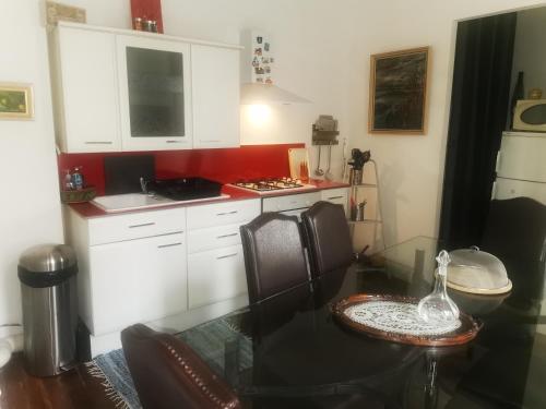 cocina con mesa, sillas y barra en Appartement Mayolles, en Épinal