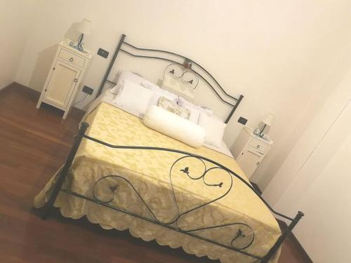 una camera con letto in metallo con due comodini di Apulia mon amour (Apulian Charming Apartement) a Mola di Bari