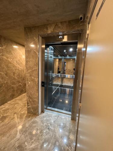 um elevador num edifício com uma porta de vidro em Loft Dorrego Rio em Rosário