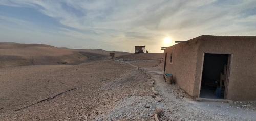 un pequeño edificio en medio del desierto en Terre D'agafay, en Aït Mazou
