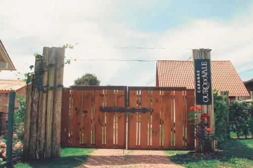 um portão de madeira em frente a uma casa em Cabana Ouro do Vale - Nascer do Sol em Bento Gonçalves