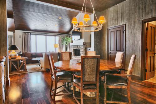 Ein Sitzbereich in der Unterkunft Stein Eriksen Lodge Deer Valley