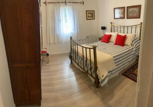 a bedroom with two beds with red pillows at Posada de la Montaña in La Cumbre