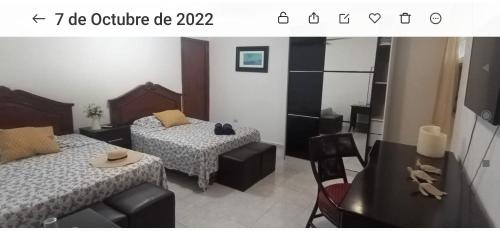 una foto di una camera d'albergo con due letti di Beautiful Rooms at playa Blanca a Cancún