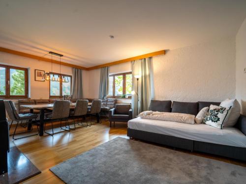ein Wohnzimmer mit einem Sofa, einem Tisch und Stühlen in der Unterkunft Chalet Alpbach 532 in Alpbach