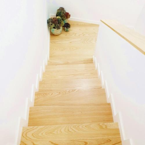 a staircase with wood flooring in a house at O 21 da Vila in Seia