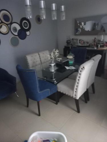 - une salle à manger avec une table et deux chaises dans l'établissement Casa MA, à San Luis Potosí