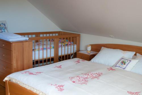 Ένα ή περισσότερα κρεβάτια σε δωμάτιο στο Tourist Farm Ob izviru Krupe