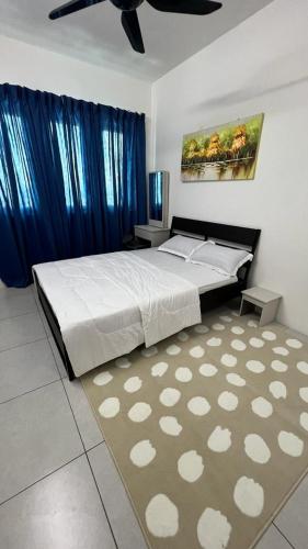 Schlafzimmer mit einem großen Bett und blauen Vorhängen in der Unterkunft D Naurah Meritus Guesthouse in Perai