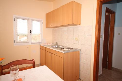 een kleine keuken met een wastafel en een raam bij Apartments with a parking space Stari Grad, Hvar - 8757 in Stari Grad