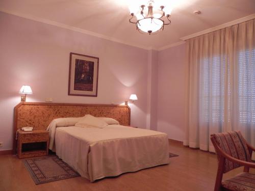 A bed or beds in a room at Toros de Guisando