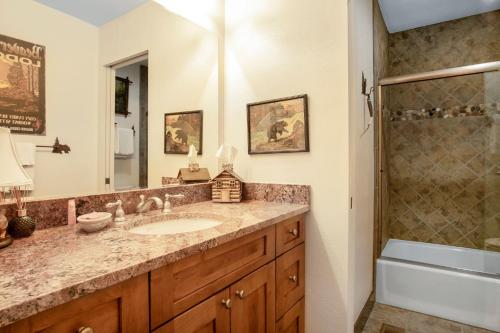 A bathroom at 125 Ridgepoint Townhomes Townhouse