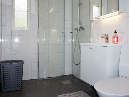 Bilik mandi di 6 person holiday home in Löttorp