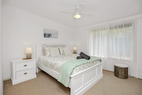 - une chambre blanche avec un lit et une fenêtre dans l'établissement Kingsford Cottage - WIFI Pet Friendly, à Victor Harbor
