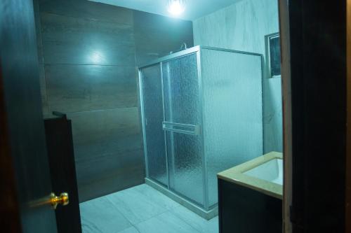 La salle de bains est pourvue d'une douche et d'un lavabo. dans l'établissement Casa Genova, casa amplia y comoda, terraza privada, à Ciudad Juárez