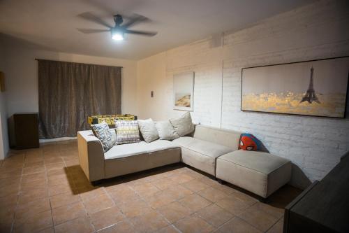 - un salon avec un canapé et un ventilateur de plafond dans l'établissement Casa Genova, casa amplia y comoda, terraza privada, à Ciudad Juárez