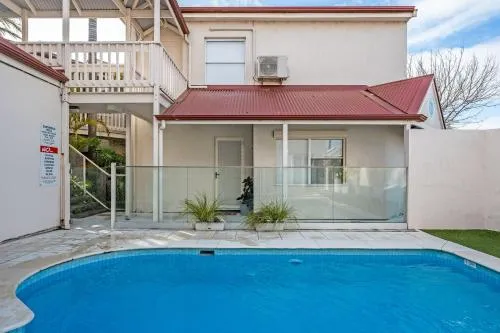 Renovated Ground Floor Unit - WIFI and Netflix picture