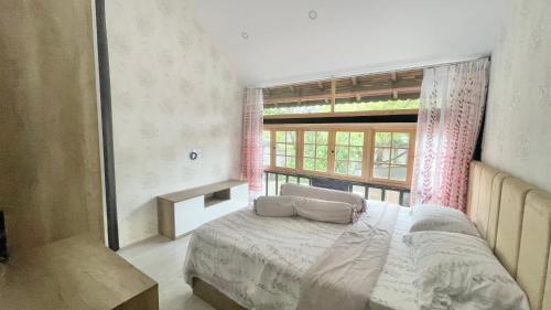 Ένα ή περισσότερα κρεβάτια σε δωμάτιο στο Biệt thự hồ bơi 6pn Nguyễn Hiền - Đi bộ ra biển Bãi Sau - Vũng Tàu