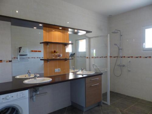 Koupelna v ubytování Gîte Isle-et-Bardais, 4 pièces, 6 personnes - FR-1-489-139