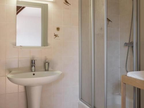 ein Bad mit einem Waschbecken und einer Dusche in der Unterkunft Gîte Audes, 6 pièces, 15 personnes - FR-1-489-144 in Audes