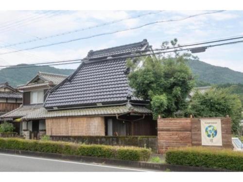 una casa con techo negro en una calle en Guest House Tamaki - Vacation STAY 53922v en Furuichi