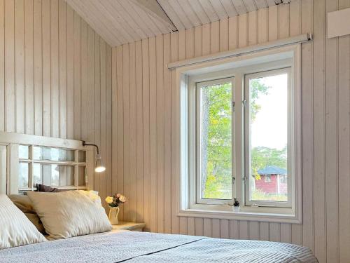 - une chambre avec un lit et une fenêtre dans l'établissement Holiday home OSKARSHAMN IV, à Oskarshamn