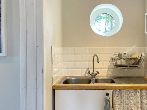 une cuisine avec un évier et une fenêtre dans l'établissement Holiday home OSKARSHAMN IV, à Oskarshamn