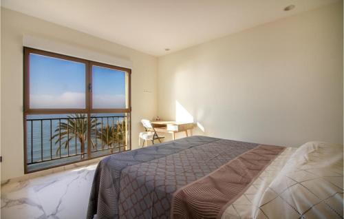 - une chambre avec un lit, un bureau et une fenêtre dans l'établissement 4 Bedroom Lovely Apartment In Santa Pola, à Santa Pola