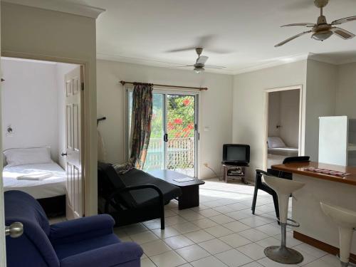 sala de estar con cama y sofá en TRADEWINDS VILLAS, en Port Vila