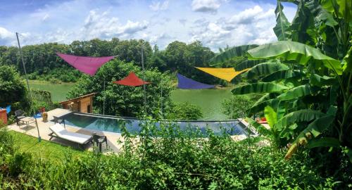 uma vista para uma piscina com bandeiras coloridas em Zen Résidence Laos #5 to #8 em Luang Prabang