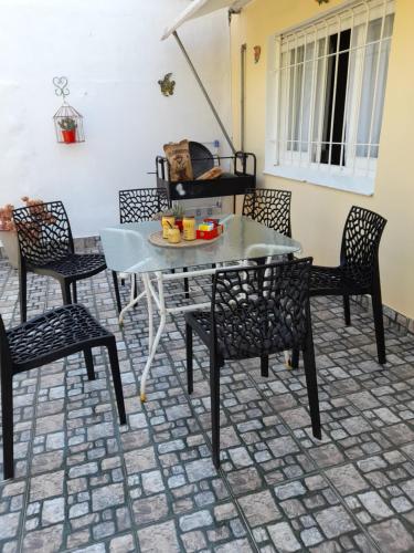 una mesa y sillas en un patio en Bienvenidos A La Casa De Claudia en Mar del Plata