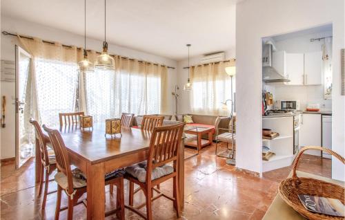 Un comedor y una cocina con mesa y sillas. en 4 Bedroom Gorgeous Home In Campello, en Carrer del Mar