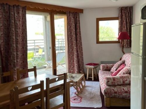 un salon avec un canapé et une table dans l'établissement Superbe 3 Pièces avec Terrasse, Parking Privé et WIFI - 6 Couchages à Orcières - FR-1-262-178, à Orcières