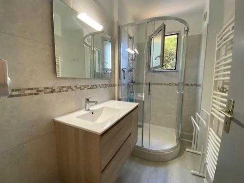 Koupelna v ubytování Appartement Saint-Georges-de-Didonne, 2 pièces, 4 personnes - FR-1-494-135