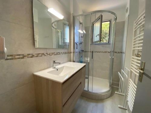 une salle de bain avec un lavabo et une douche dans l'établissement Appartement T2 rénové pour 4 pers, au pied de la plage avec 2 balcons et parking privé, St Georges - FR-1-494-135, à Saint-Georges-de-Didonne