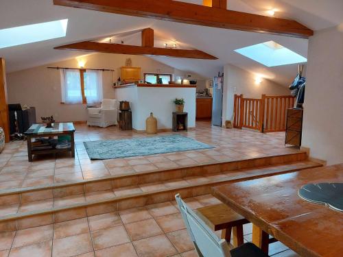 Photo de la galerie de l'établissement Appartement spacieux 9 pers à Beaufort avec balcon, 4 chambres et équipements familiaux - FR-1-342-289, à Beaufort