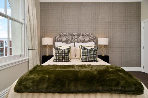 um quarto com uma cama grande e um cobertor verde em Kaiapoi Luxury Accommodation 2 - Bookahome em Kaiapoi