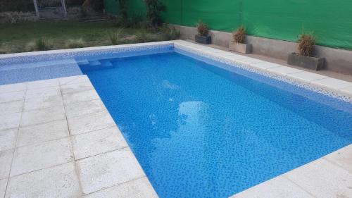 una gran piscina azul en un patio en Casa De Antaño en Belén