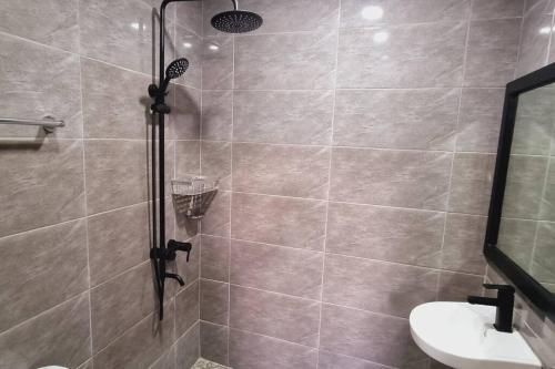 La salle de bains est pourvue d'une douche, de toilettes et d'un lavabo. dans l'établissement Balay sa bukid (1bedroom), à Boracay